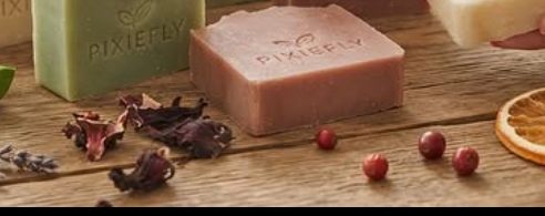 Savons artisanaux Pixiefly sur une table en bois
